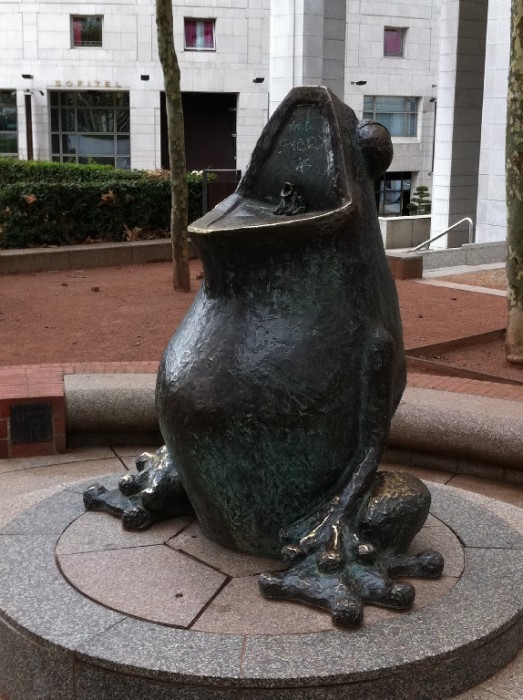 Пам'ятник жабі в Парижі