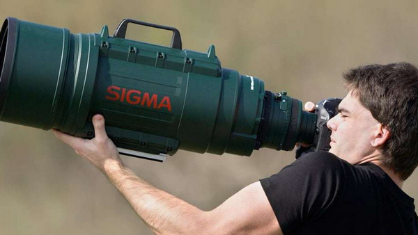 Масивний об'єктив Sigma, що підкреслює філософію безкомпромісної якості скла на противагу розмірам